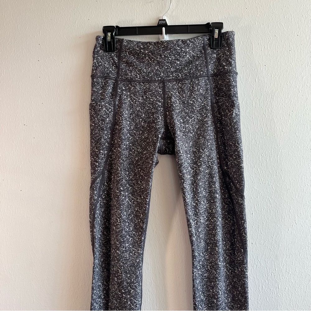 Athleta Leggings Grey Patterned Salutation Pebble… - image 3
